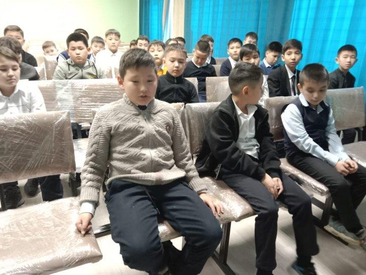 16.01. Күні мектеп-лицейімізде директордың тәрбие жұмысы жөніндегі орынбасары Б.Ш.Қасымов 5 сынып ұлдарына құқық бұзушылықтың алдын алуға байланысты жиналыс өткізді.