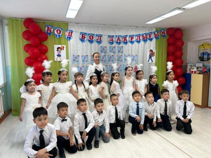 0 А сыныбының "Қош, бол даярлығым-өзіңмен өтті қызықты күнім!" атты  мерекелік тәрбие сағаты өтті.  Сынып жетекшісі: Токпанова Р. К.