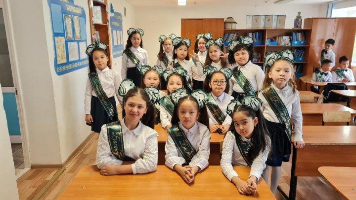 4 «Г» сынып.   Бастауыштан киелі, Талай дарын түледі. Әрбір бала өзіңді, Есіне алып жүреді.  Сынып жетекшісі Шолпан Токеновна