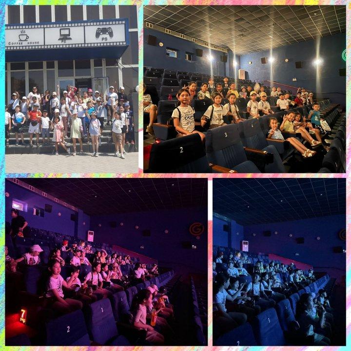 "Балдаурен" мектеп жанындағы лагерьдің 4-ші күні КИНО ӘЛЕМІНЕ саяхат. Балалар CINEMA PARK кино театрына барып, "Человек паук" мультфилмьді тамашалап қайтты.