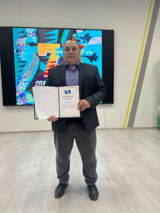 Көп жылғы мінсіз жемісті еңбегі, өскелең ұрпақтың білім алуына қосқан үлесі үшін және Отан Қорғаушы күніне орай ҚАСЫМОВ БОЛАТ ШӘРІПХАНҰЛЫ Семей қаласың әкімінің ҚҰРМЕТ ΓΡΑΜΟΤАСЫМЕН марапатталды.  Құттықтаймыз!!!