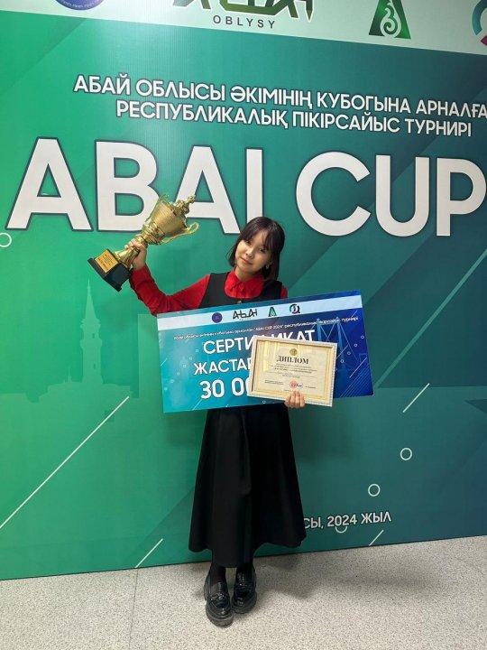 Абай облысы әкімінің кубогына арналған республикалық пікірсайыс турнирінде 1-орынды жеңіп алған Бақытова Айым. Жетекшісі Е.С.Нуримханова