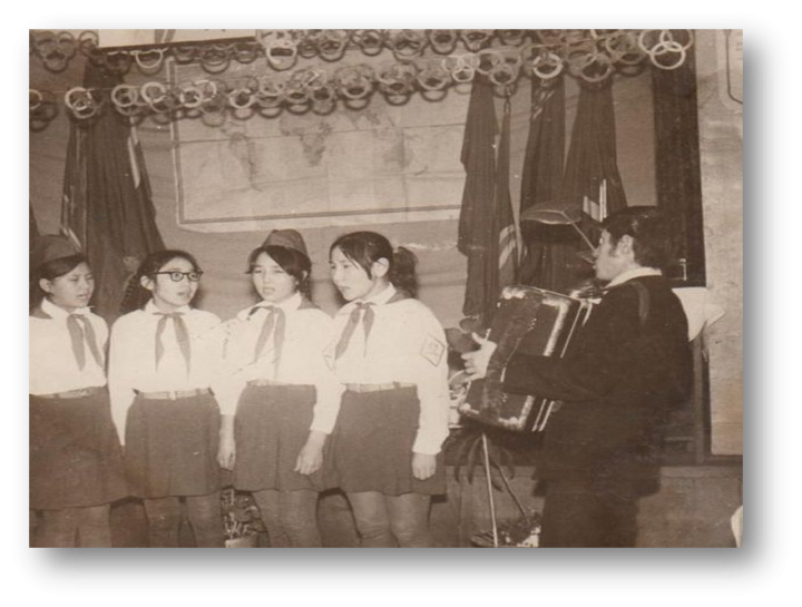 1969-1970 оқу жылы Роза Рымбаева дружина жетекшісі