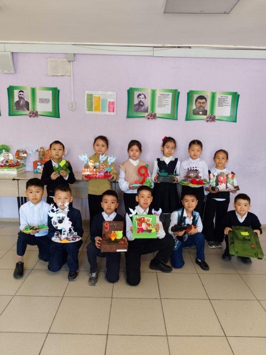 Ұлы Жеңістің 80-жылдығына орай , "Ешкім де, ешқашан да ұмытылмайды" тақырыбында 1-2 сынып оқушыларының қолөнер көрмесі. 1"В" сынып оқушылары.