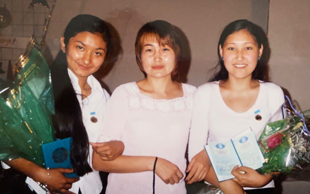 ЕҢ АЛҒАШҚЫ 2005 ЖЫЛҒЫ АЛТЫН БЕЛГІ ИЕГЕРЛЕРІ  ШОҚАНОВА (МУРАТОВА) ДИНАРА МУРАТҚЫЗЫ,  МАХАМБЕТОВА (КАИРБАЕВА) АЙНУР КАБДЫЛКАКИМОВНА. СЫНЫП ЖЕТЕКШІСІ: ЮСБЕКОВА ГАУҺАР МУРАТОВНА