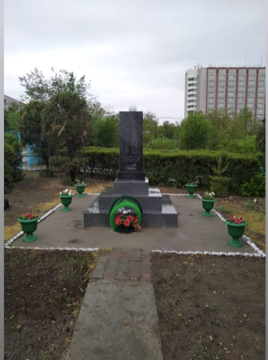 Мектеп ауласындағы Ұлы Отан соғысы ардагерлеріне  арналған ескерткіш.  Ұлы Жеңістің 75 жылдығына орай 2020 жылы ашылған.