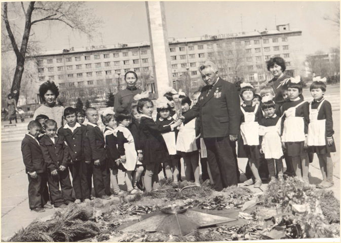 МЕКТЕП  ТАРИХЫНАН  ФОТОКӨРІНІСТЕР