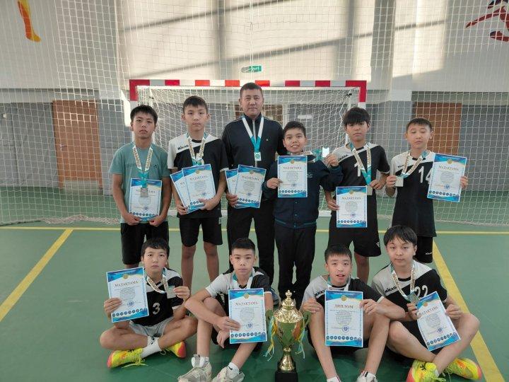 2009-2010, 2011-2012, 2013-2014 жылдары туылған ұлдар командалары арасында волейболдан Семей қаласының күзгі Чемпионатында біздің мемектеп оқушылары ІІ орын иеленді.  Жаттықтырушы мұғалімдер: Оңалбаев. Е.Т., Нұрғалиев Н.Т. Құттықтаймыз!