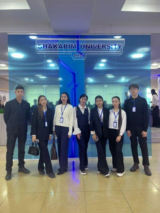 05.11.25 ж. мектебіміздің 11-сынып оқушылары «Шәкәрім университеті» КеАҚ «Көлік жүйелері және логистика» мамандығы бойынша Абай облысының орта білім беру ұйымдарының білім алушылары арасында ұйымдастырған облыстық олимпиадаға қатысты.
