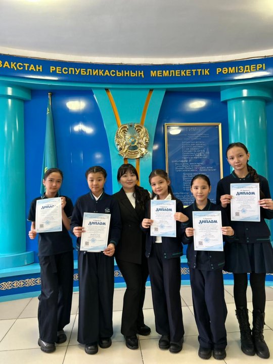 Облыстық «ΖΕΙΙΝ» және “ЛингвоЛэнд” ЗИЯТКЕРЛІК КОНКУРСЫНЫҢ ағылшын тілі пәні бойынша жүлдегері 5 «В» сынып оқушысы Сансызбай Мансұр І дәрежелі дипломмен ΜΑΡΑΠΑТТАЛАДЫ Жетекшісі: Ілиясова Дамира Ғабпаскызы