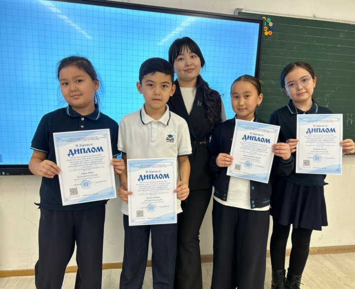 Облыстық “ЛингвоЛэнд” ЗИЯТКЕРЛІК КОНКУРСЫНЫҢ ағылшын тілі пәні бойынша жүлдегері 3 «Ә» сынып оқушылары Амангельдыева Айсәнім,Ануарбек Кәусар,Ғадыл Айназ,Ерғали Ербарыс  II дәрежелі дипломмен ΜΑΡΑΠΑТТАЛАДЫ Жетекшісі: Ілиясова Дамира Ғабпаскызы